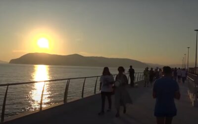 Il mare non ha paese: tutto esaurito per le passeggiate poetiche sul molo
