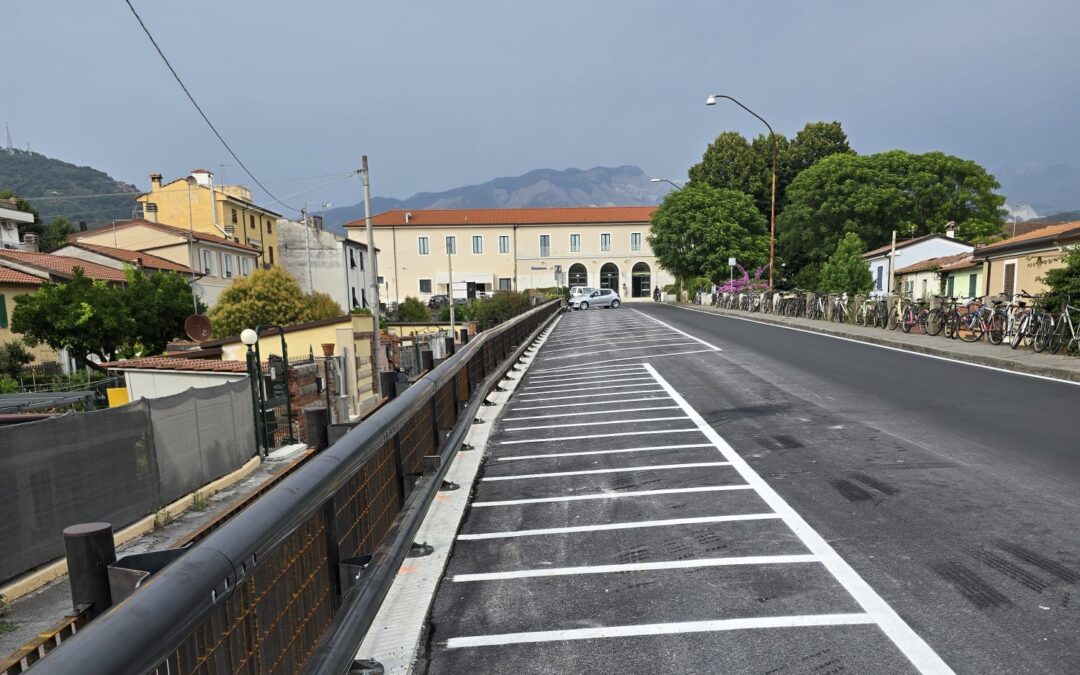 Avenza: completato in via Turati il rifacimento della barriera stradale
